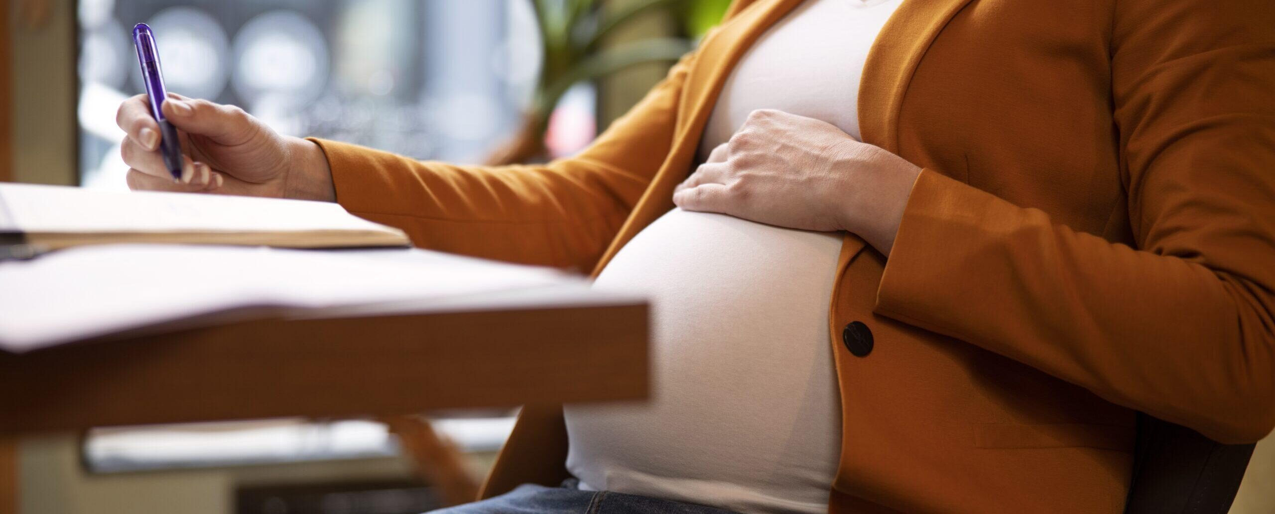 photo femme enceinte travaillant assise au bureau